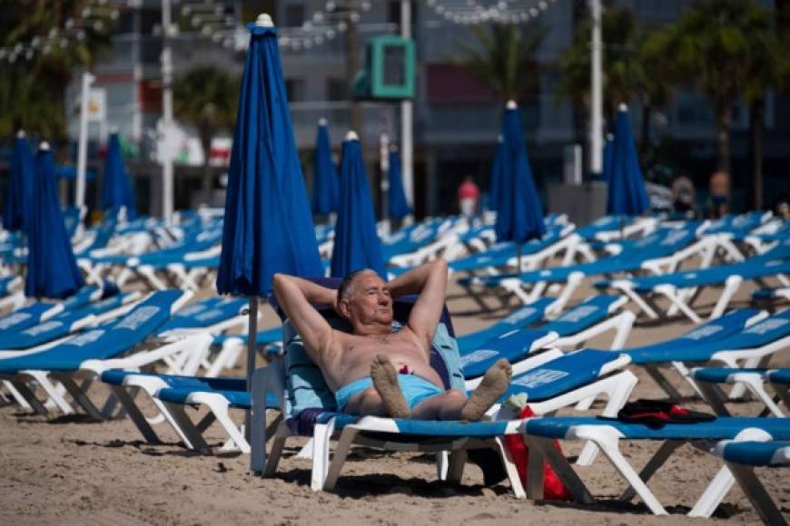 Después de un estricto confinamiento de 14 semanas, el país empieza a respirar, aunque sea con mascarilla: los españoles pueden moverse por todo el territorio y los turistas europeos pueden venir de vacaciones.