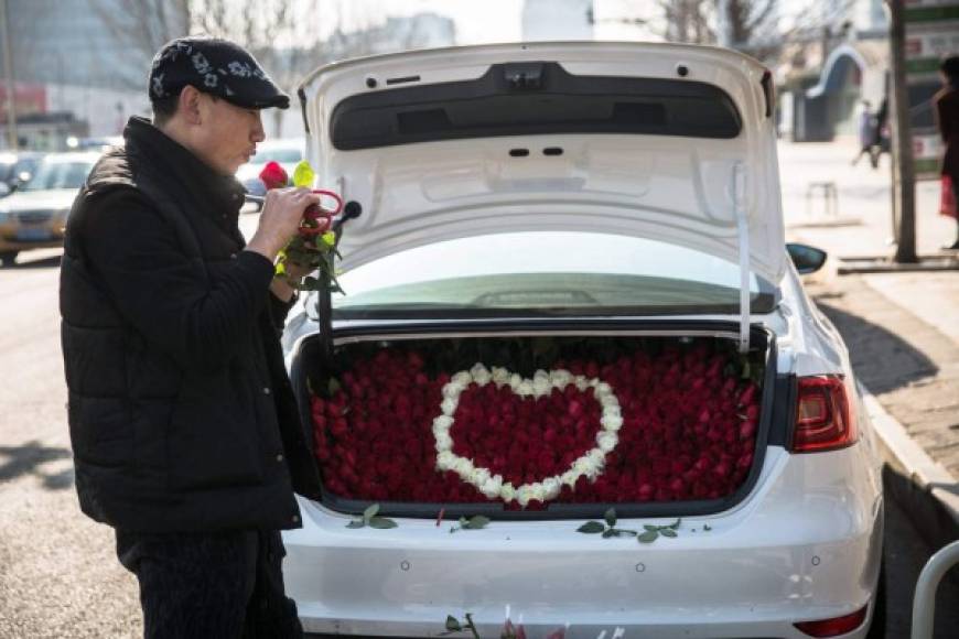 En Pekín, China, un hombre sorprendió a su pareja con el maletero de su auto lleno de rosas en la víspera del Día de San Valentín, que deja millonarias ganancias en la potencia asiática.