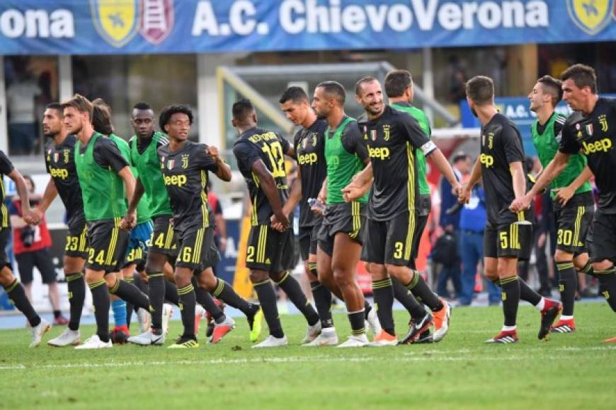 La celebración de los jugadores de la Juventus tras la victoria ante Chievo Verona.