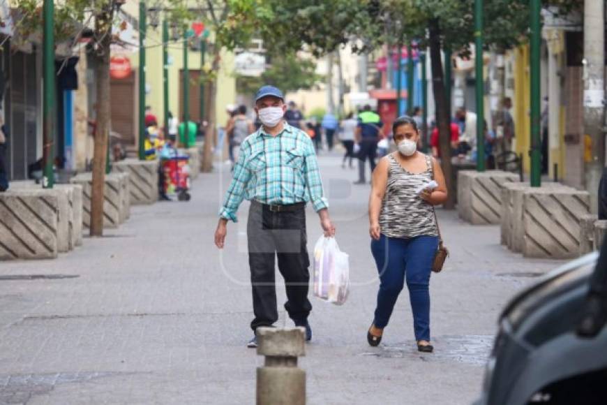 Hondureños en la capital de Honduras se las ingenian para protegerse el coronavirus
