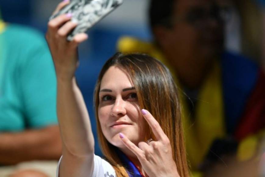 A fan takes a selfie in the crowd before kick off of the Russia 2018 World Cup Group C football match between Denmark and Australia at the Samara Arena in Samara on June 21, 2018. / AFP PHOTO / Fabrice COFFRINI / RESTRICTED TO EDITORIAL USE - NO MOBILE PUSH ALERTS/DOWNLOADS