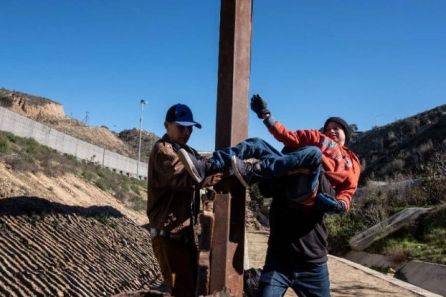 Trump también informó que viajará este jueves a la frontera con México 'para reunirse con quienes se encuentran en la primera línea de la crisis humanitaria y de seguridad nacional'.