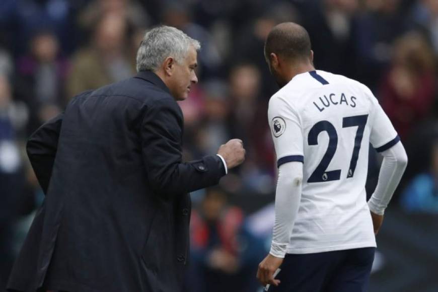 José Mourinho dando instrucciones al brasileño Lucas Moura.