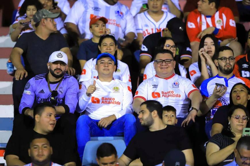 Aficionados del Olimpia en las gradas del estadio Ceibeño apoyando a su equipo ante el Motagua en la Gran Final.