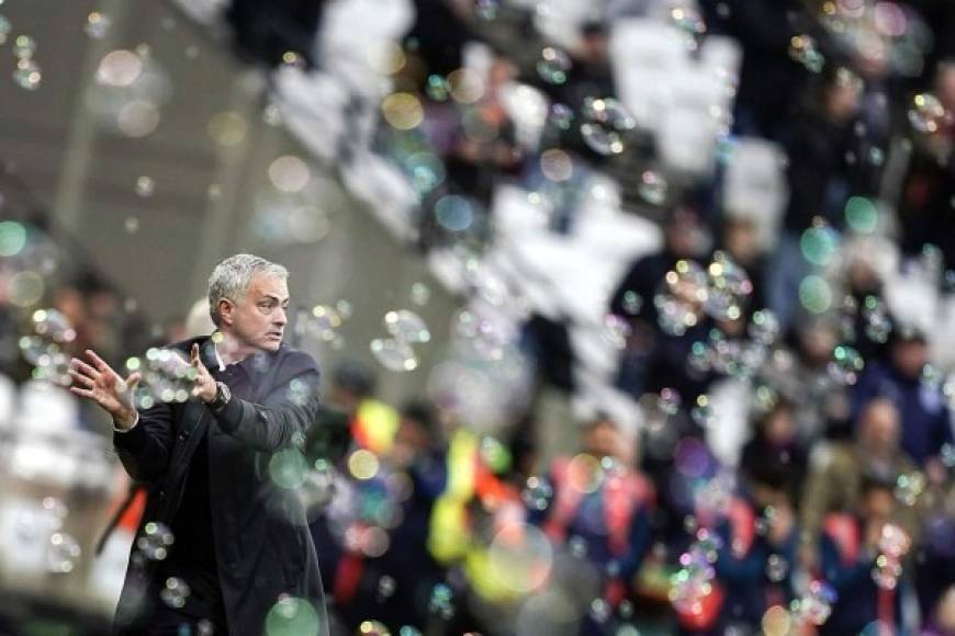 Mourinho da insturcciones mientras los aficionados locales lanzaban burbujas de agua.