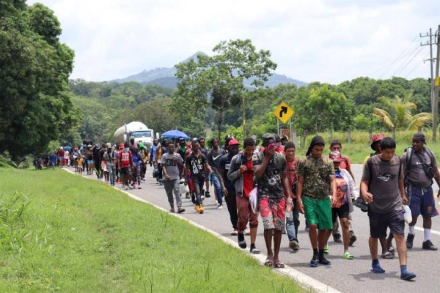 Sin embargo, la desesperación y la falta de dinero los ha obligado a salir en caravana como el único medio para avanzar hacia la frontera norte del país.