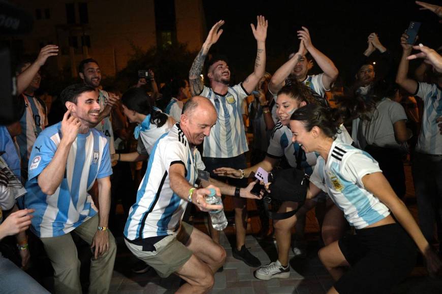 Aficionados argentinos esperaron la llegada de su selección en el lugar donde están ya concentrados.