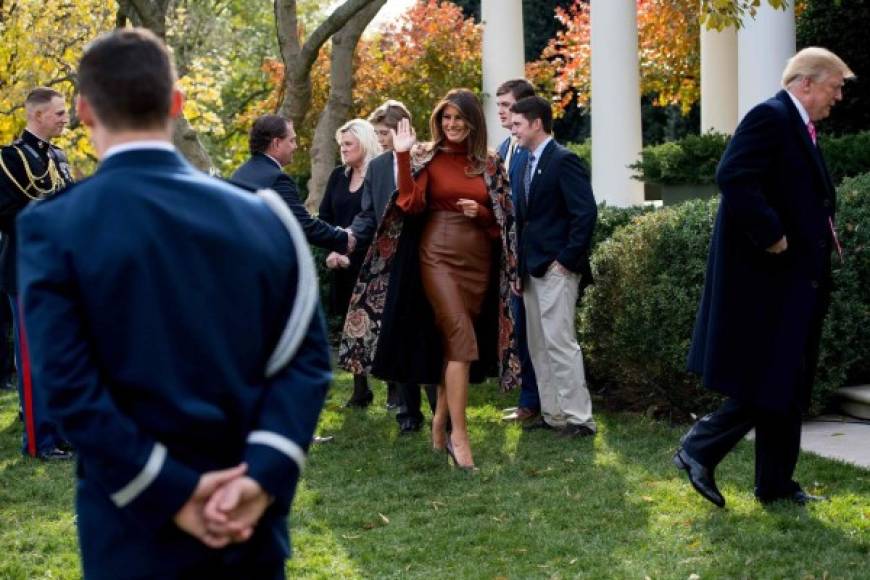 La primera dama, Melania Trump, acompañó a su esposo en su primera ceremonia de Acción de Gracias en la Casa Blanca.