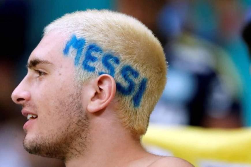 Otro seguidor argentino se pintó el nombre de Messi en la cabeza.