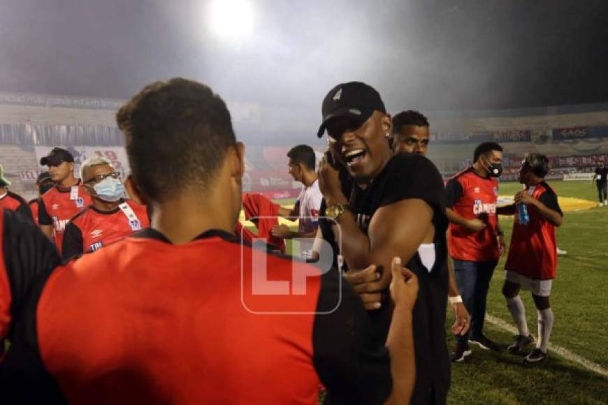 Deiby Flores, ausente en el juego por sanción, bajó del campo para celebrar con sus compañeros.