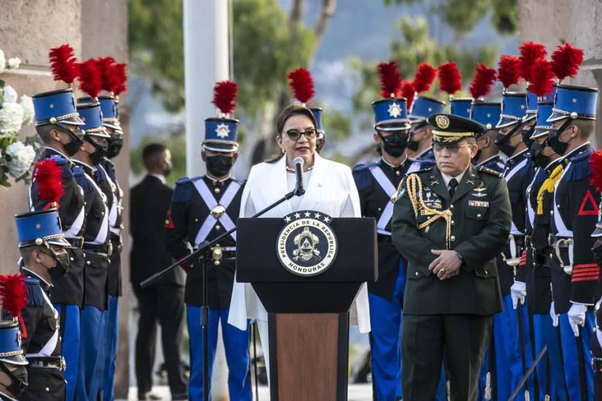 Miembros de la Junta de comandantes y oficiales generales de las Fuerzas Armadas, también acuerparon a Xiomara Castro en el acto patrio de esta mañana en Tegucigalpa. 