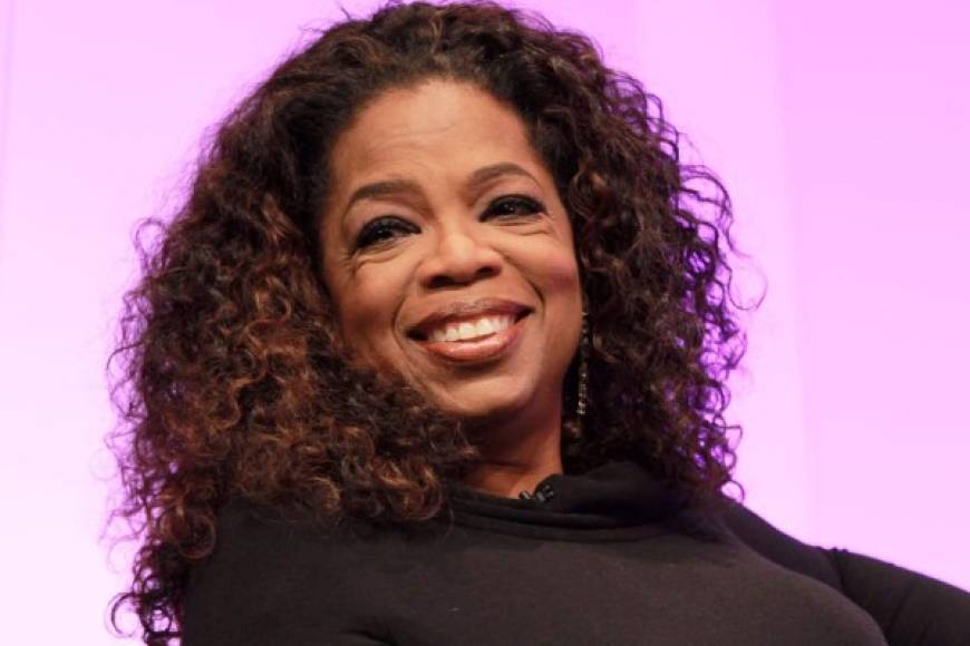 Oprah Winfrey<br/><br/>La presentadora, filántropa y productora es una gran ejemplo de resiliencia. Pese a los abusos sufridos en su infancia la estadounidense logró convertirse en una de las mujeres más influyentes y exitosas de EEUU.<br/><br/>Fruto de un embarazo adolescente sus primeros años estuvo con su abuela, hasta que ella enfermó y fue enviada a vivir con su madre. El calvario de Oprah inicio a los nueve años, edad en la que comenzó a ser agredida sexualmente por miembros de su familia.<br/>