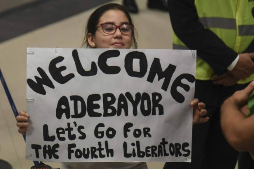 Una aficionada del Olimpia de Paraguay portando una pancarta para Emmanuel Adebayor.