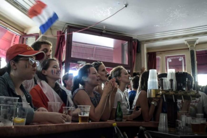 El bar 'Le Carillon' de París, uno de los lugares que fue atacado por terroristas en noviembre de 2015. Recibió a cientos de aficionados que vieron la transmisión de la final del Mundial Rusia 2018. El ambiente fue tranquilo.<br/><br/> / AFP PHOTO / Lucas BARIOULET