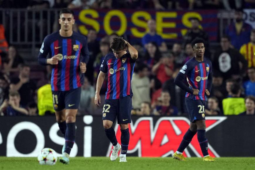 Los jugadores del Barcelona, Ferrán Torres, Pablo Torre y Alex Balde tras encajar el tercer gol ante el Bayern Múnich.