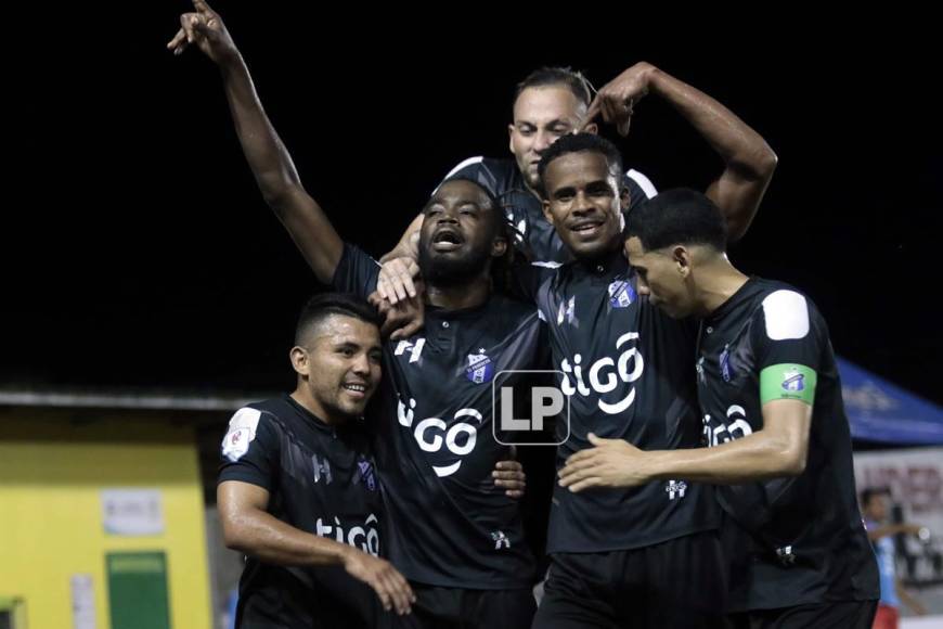 Los jugadores del Honduras Progreso festejan uno de los goles de Geovany Martínez, autor de un triplete para la goleada (4-0) sobre la Real Sociedad.