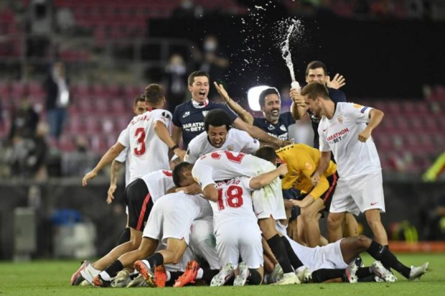 La celebración de los jugadores del Sevilla tras el pitazo final en el partido.