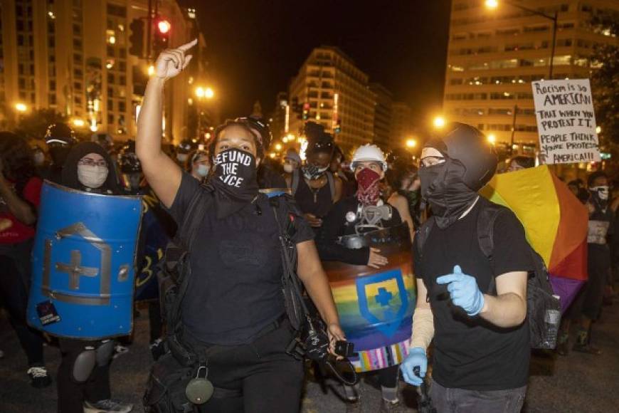 Los manifestantes del movimiento Black Lives Matter 'Las vidas de los negros importan', exigieron justicia para Jacob Blake, un afroestadounidense de 29 años, que recibió varios tiros a quemarropa hace una semana en Kenosha, Wisconsin, por parte de un policía que intentaba arrestarlo. Aunque sobrevivió, probablemente quede paralítico.