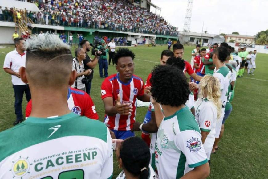 El saludo entre los titulares de Platense y Olimpia previo al inicio del partido.