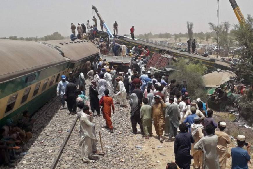 Las impactantes imágenes del choque de dos trenes que dejó 43 muertos en Pakistán