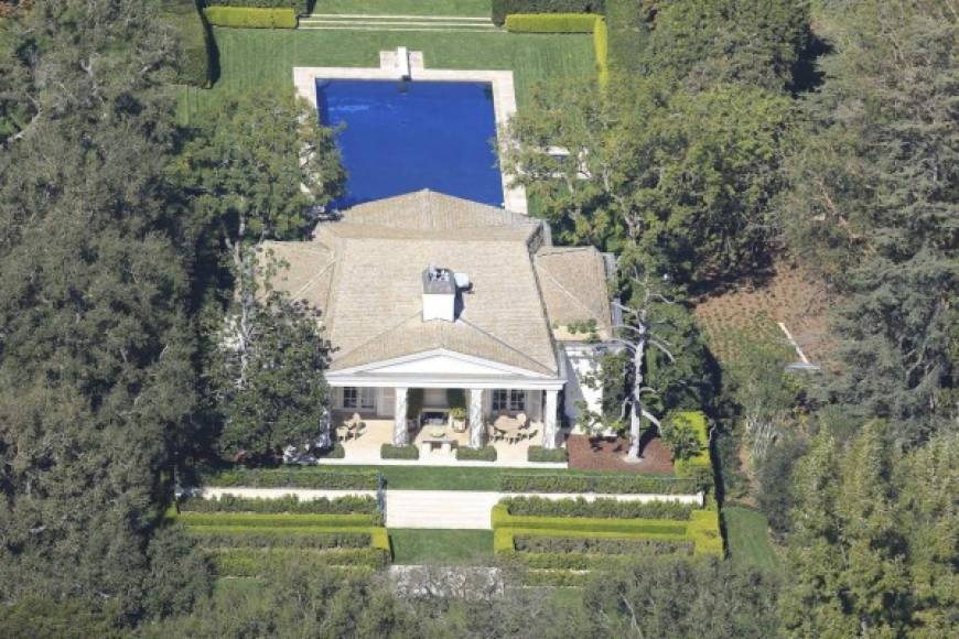 La mansión de estilo colonial cuenta con una gigantesca piscina y jardines en sus 13,000 metros cuadrados.