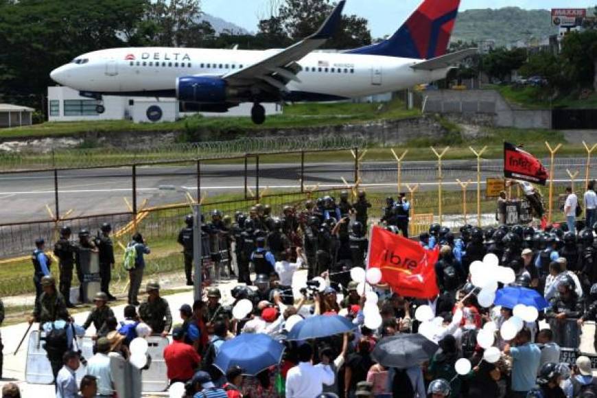 <i>Cuando Callejas y Hernández viajaron a Sudáfrica con Miguel Arnulfo Valle y sus lugartenientes, Honduras acababa de pasar, en 2009, un </i><i><b>golpe de Estado </b></i><i>que depuso al presidente liberal Manuel Zelaya. </i>