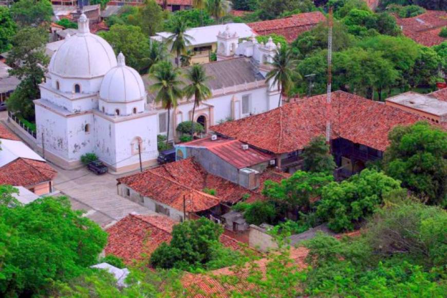 Pespire - Choluteca<br/><br/>Pespire está a unas dos horas de Tegucigalpa, es un pueblo conocido por sus mangos y un centro colonial hermosamente ensamblado. Tiene una impactante iglesia de tres cúpulas únicas y con una ermita que data desde el siglo XX.<br/><br/>En este pueblito se come rico, su especialidad el quesillo y las rosquillas. <br/>.
