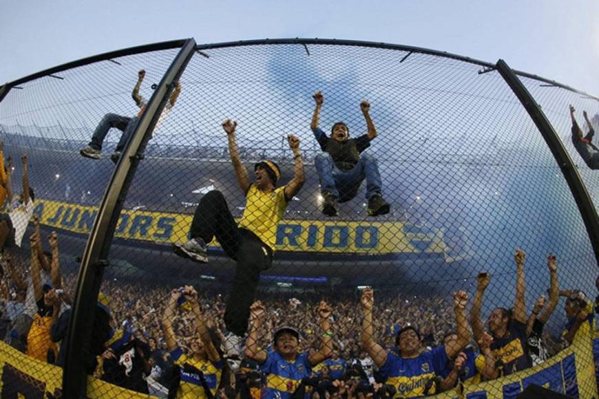 Boca Juniors: Nacida en 1925 no es hasta la década de los 60 hasta, es una de las barras más antiguas del futbol. En diversas ocasiones han sido responsables de tiroteos dentro y fuera del estadio, así como de atracos y robos con violencia.