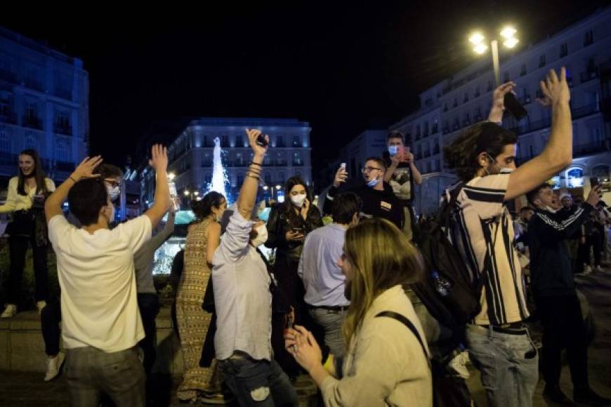 Tras seis meses de limitaciones a la movilidad, con cierres perimetrales en las regiones y toque de queda nocturno, España estrena hoy un nuevo periodo, con restricciones más laxas y avisos de precaución, para que no repunte la pandemia de coronavirus.