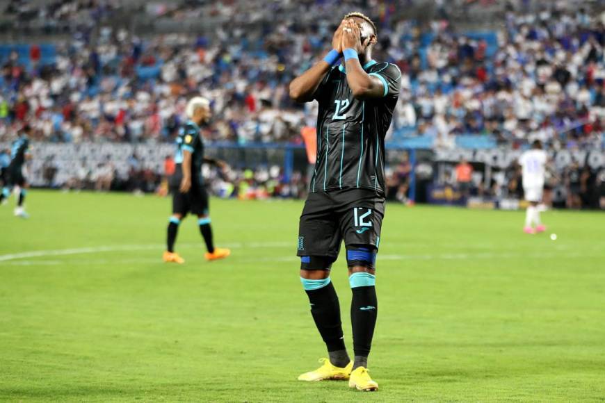 Jorge Benguché se lamenta tras no poder marcar en el partido contra Haití.
