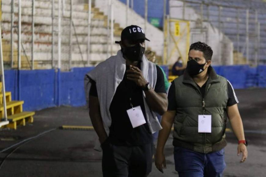 El futbolista hondureño Maynor Figueroa, del Houston Dynamo de la MLS, estuvo como invitado especial en el estadio Nacional para presenciar la final Olimpia-Marathón.