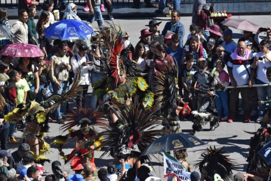 Los indígenas mexicanos celebran hoy en la plaza del Zócalo, en la Ciudad de México, durante la inauguración del nuevo presidente de México, Andrés Manuel López Obrador.