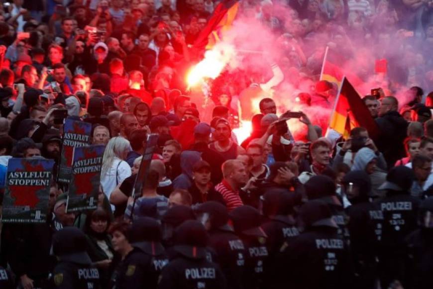 La extrema derecha alemana se ha rebelado contra la canciller Angela Merkel y su política migratoria, con sendas manifestaciones en Chemnitz, epicentro de la protestas contra los inmigrantes a quienes Berlín ha abierto las puertas.