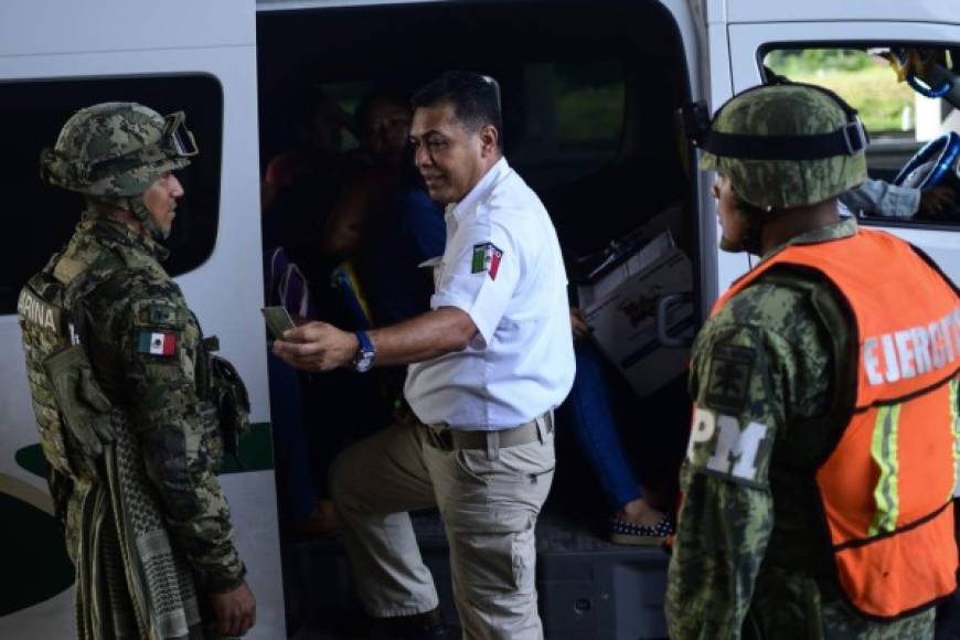A Mexican migration agent stops minibuses and taxis in search of undocumented migrants at a checkpoint on the outskirts of Tapachula, Chiapas State, on June 10, 2019 in the framework of Mexico's deal to curb migration in order to avert US President Donald Trump's threat of tariffs. - Mexico said Monday it will discuss a 'safe third country' agreement with the United States -- in which migrants entering Mexican territory must apply for asylum there rather than in the US -- if the flow of undocumented immigrants continues. (Photo by Pedro PARDO / AFP)