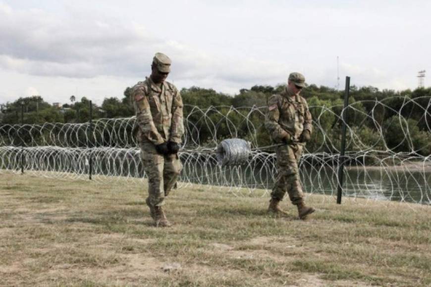 Trump, que desea construir un muro a lo largo de los 3.200 km de frontera con México, elogió la semana pasada el trabajo militar: 'Ellos construyeron grandes vallas, construyeron una cerca muy poderosa'.