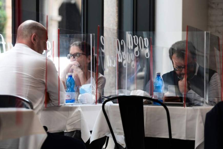 Miles de italianos salieron hoy a las calles para reencontrarse en restaurantes y bares tras más de dos meses de encierro.