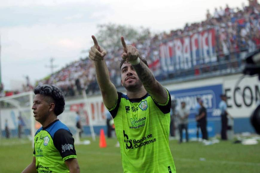 Agustín Auzmendi mandó un beso a los aficionados del Olancho FC tras su gol.