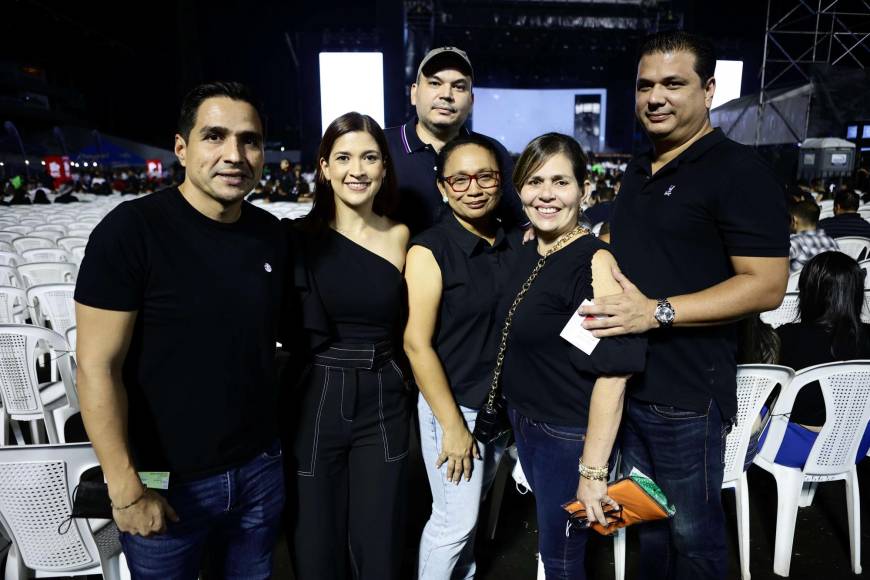 Raúl Hernández, Pierina Cape, Pompilio Peña, Marta Cruz, Karla Tosta y Raúl Peña.