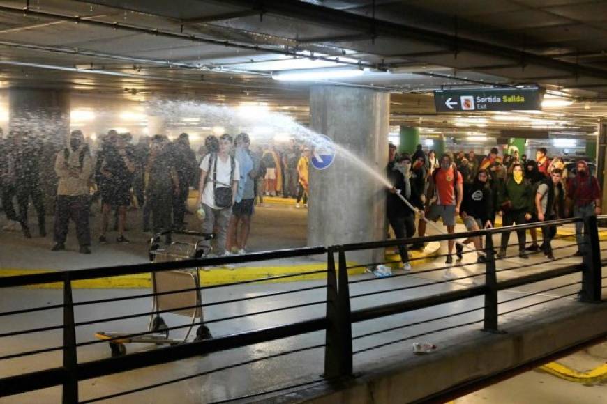 Los agentes cargaron en repetidas ocasiones contra los manifestantes que, lanzando piedras y papeleras, intentaban romper el cordón policial en la entrada del aeropuerto de la capital catalana, el segundo más grande de España.