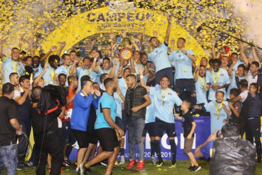 Así alzó el capitán motagüense Juan Pablo Montes la Copa de campeones.