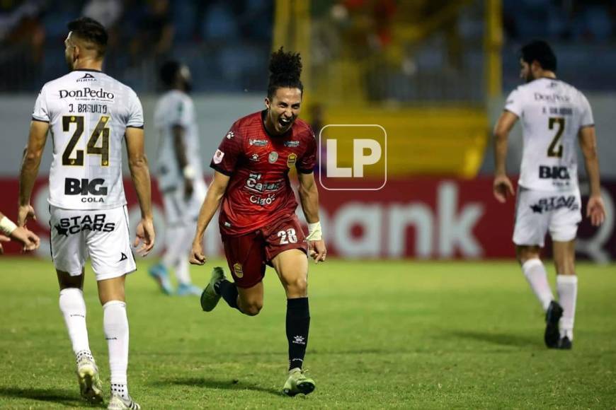 Carlos ‘Chapetilla’ Mejía, gritando su gol para el 2-0 del Real España contra el Herediano.