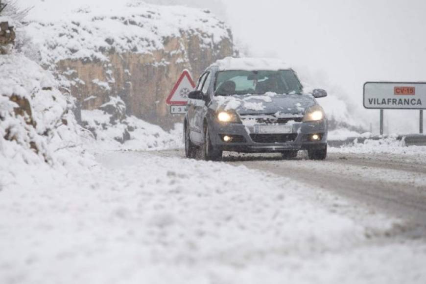 En Madrid, donde la nieve es poco habitual el temporal causó por la mañana grandes problemas de circulación para acceder a la ciudad y desplazarse dentro de la capital, y la Agencia Estatal de Meteorología (Aemet) ha elevado a nivel naranja la alerta sobre el área metropolitana de Madrid y varias ciudades de su alrededor.