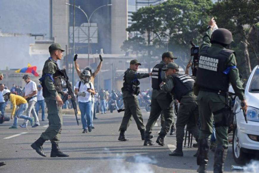 Miles de personas respondieron al llamado de Guaidó, que este martes liberó al líder opositor Leopoldo López, preso político insigne de la oposición venezolana.