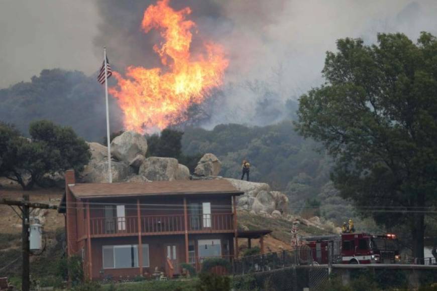 El incendio se registra en el contexto de un fin de semana marcado por una nueva ola de calor en California.