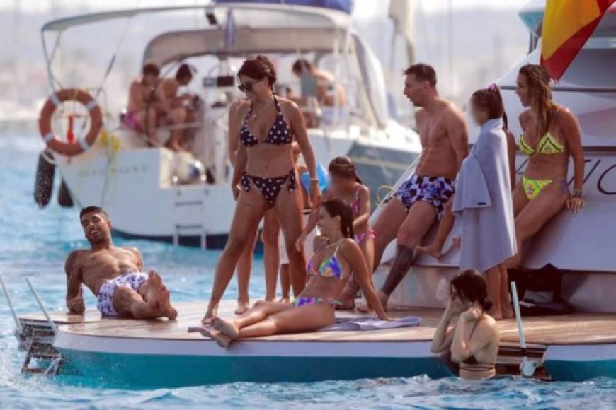 Messi y su esposa Antonela Roccuzzo se unieron a Luis Suárez, Sofía Balbi, Cesc Fábregas y Daniella Semaan en Ibiza. <br/><br/>Foto cortesía Mundo Deportivo