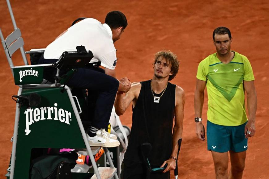 El tenista alemán confirmó su retirada del juego ante el público. Zverev no podía seguir por la terrible lesión.