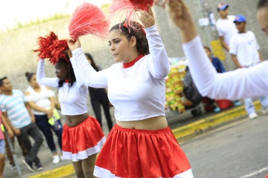 Con un acto cívico en Tegucigalpa fueron inauguradas las actividades para rendir tributo a la Patria en el 197 aniversario de Independencia de Honduras. En San Pedro Sula los desfiles comenzaron desde muy temprano. En la imagen un colegio de la zona norte.