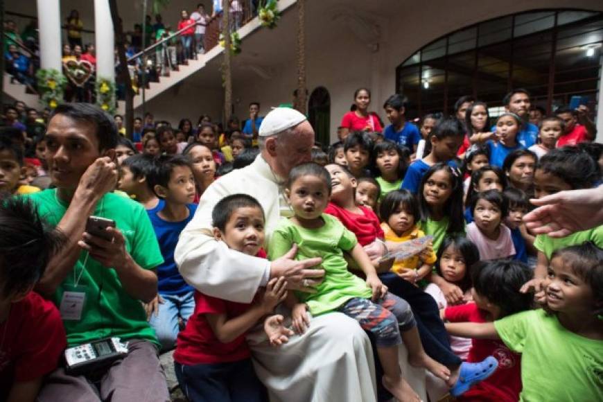 El Papa visitó una asociación que acoge a los niños de la calle en Manila.