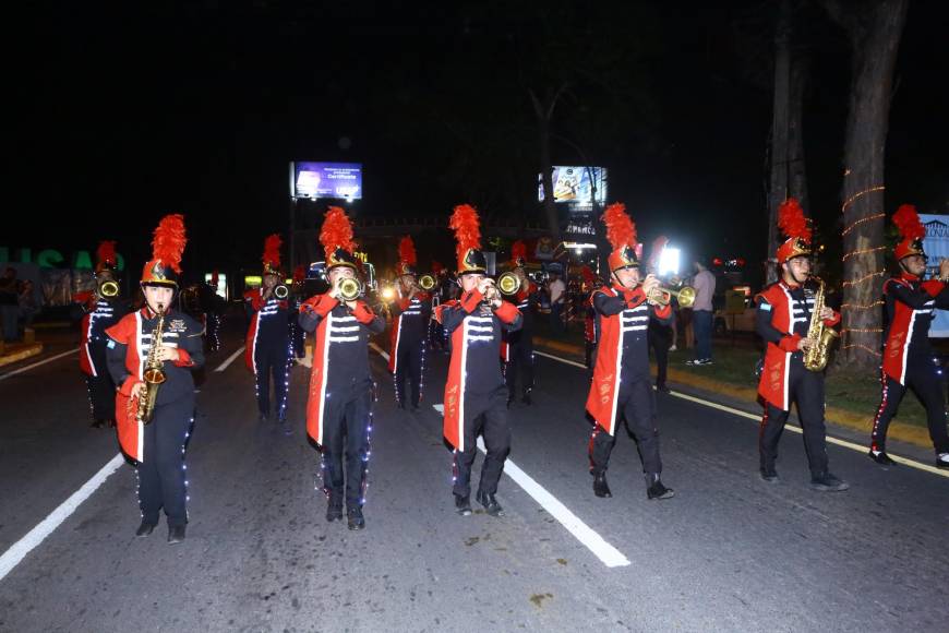 La Banda Alfa y Omega destacó con uniformes decorados con luces.