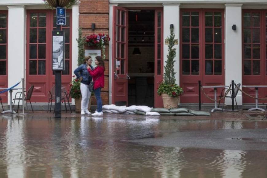 Las fuertes lluvias derivadas del ciclón han provocado ya las primeras inundaciones en Virginia, que se declaró en emergencia 48 horas antes de la llegada del ciclón.